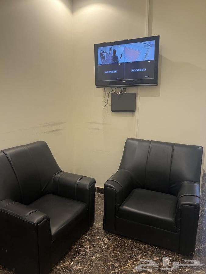 A desk overlooking the Kingdom Tower and Al Faisaliah63362815386370111