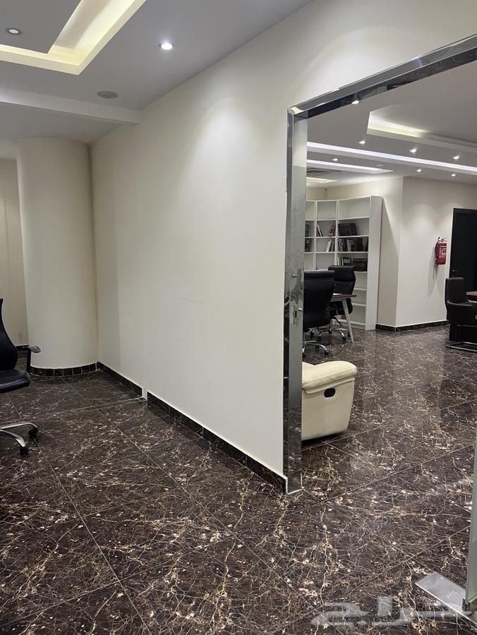 A desk overlooking the Kingdom Tower and Al Faisaliah63362815386370114