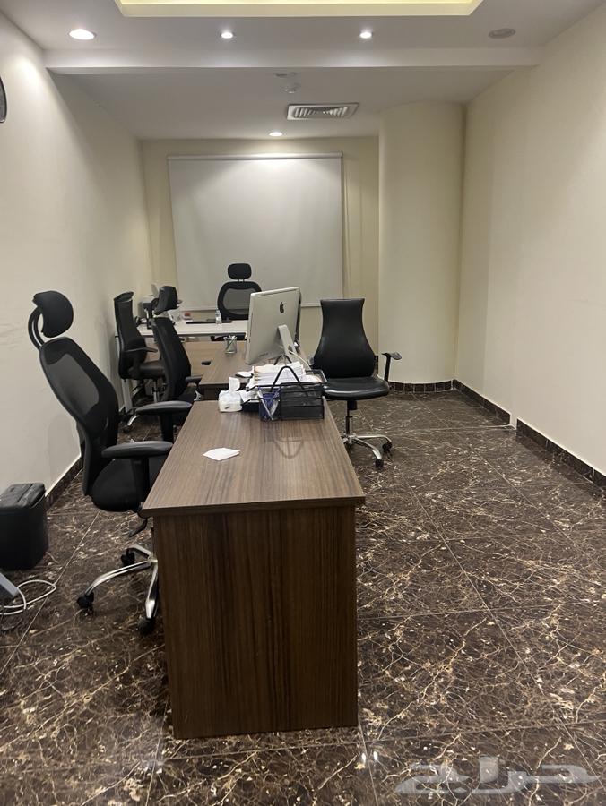 A desk overlooking the Kingdom Tower and Al Faisaliah63362815386370113