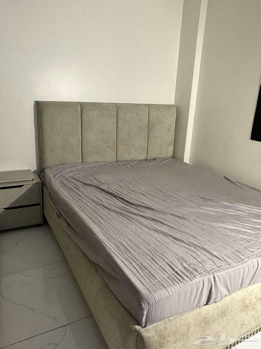 سرير 160 200 مع مرتبه وكومدينه وتسريحه مع اضاءات كلها63359246806915112