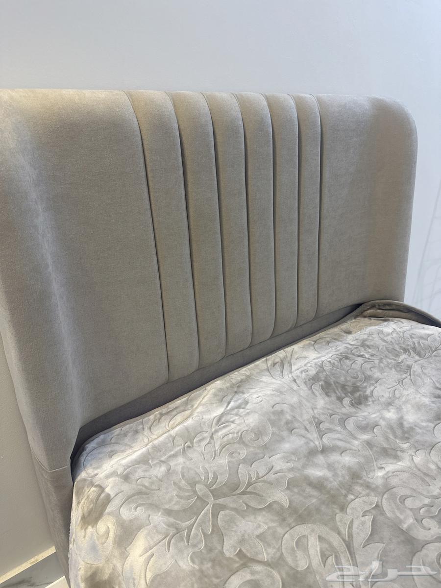 Bed, cabinet, and table63402864683649114