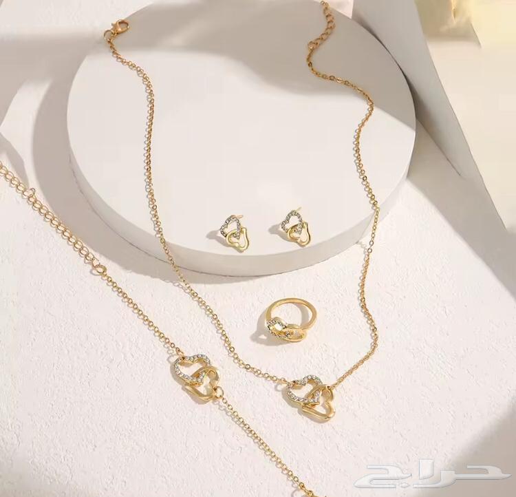 A set consisting of five modern and elegant pieces63353338076034111