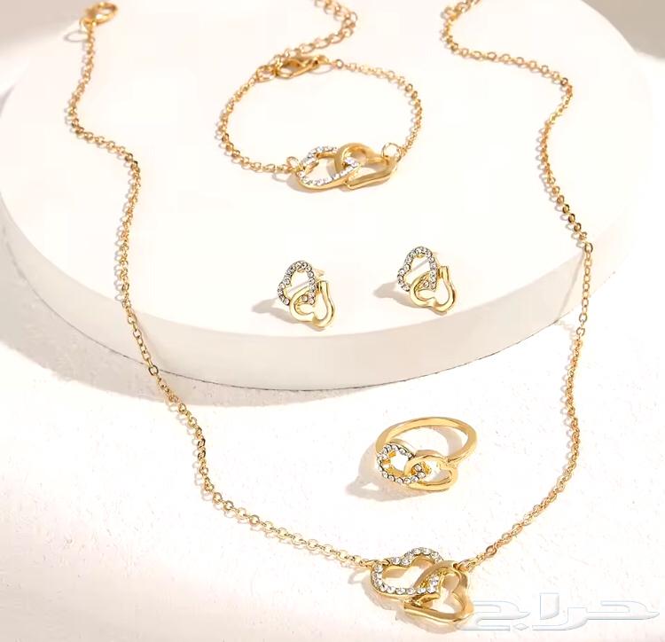 A set consisting of five modern and elegant pieces63353338076034112