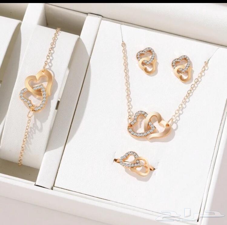 A set consisting of five modern and elegant pieces63353338076034113