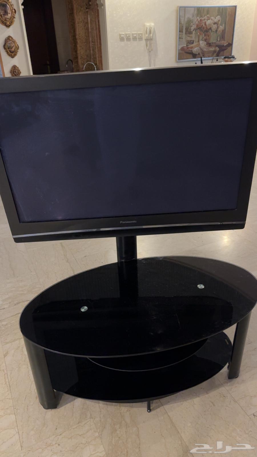 The screen comes with a table.63343509680897111