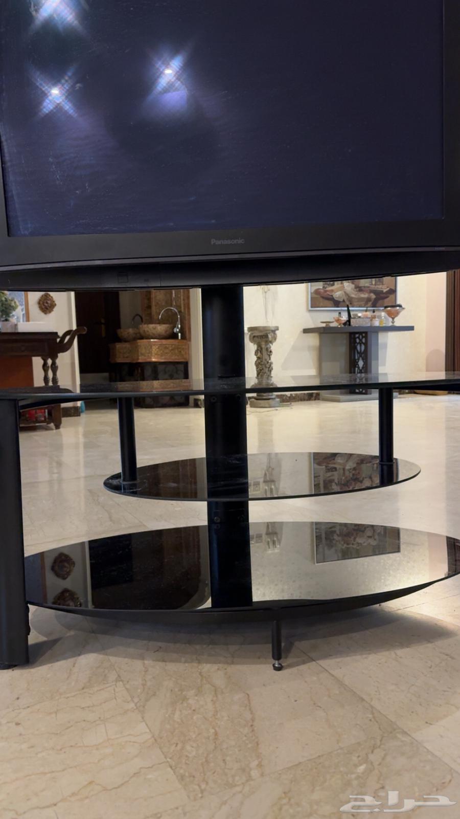 The screen comes with a table.63343509680897112