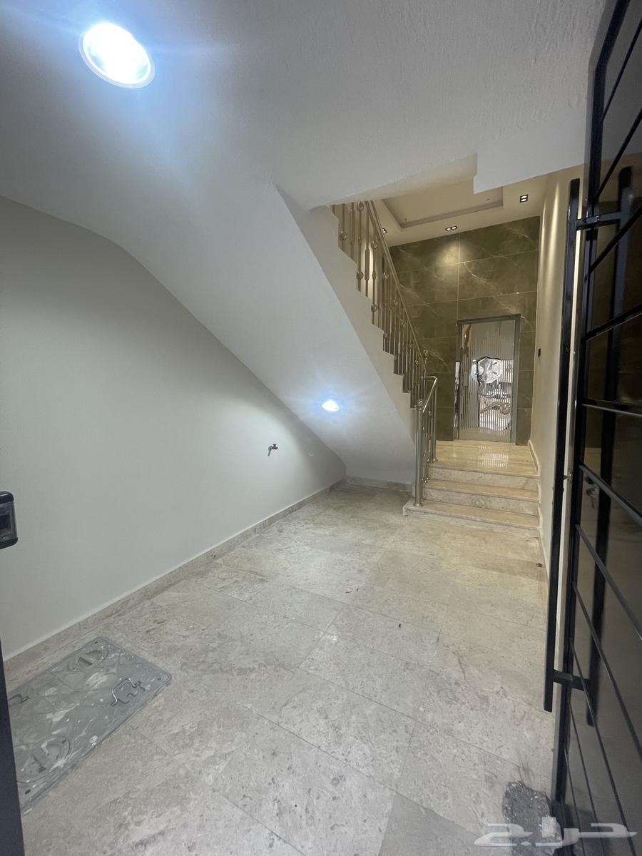 For sale: A second-floor roof apartment with an annex, near Abha Road, Al-Khamis63343599291521111