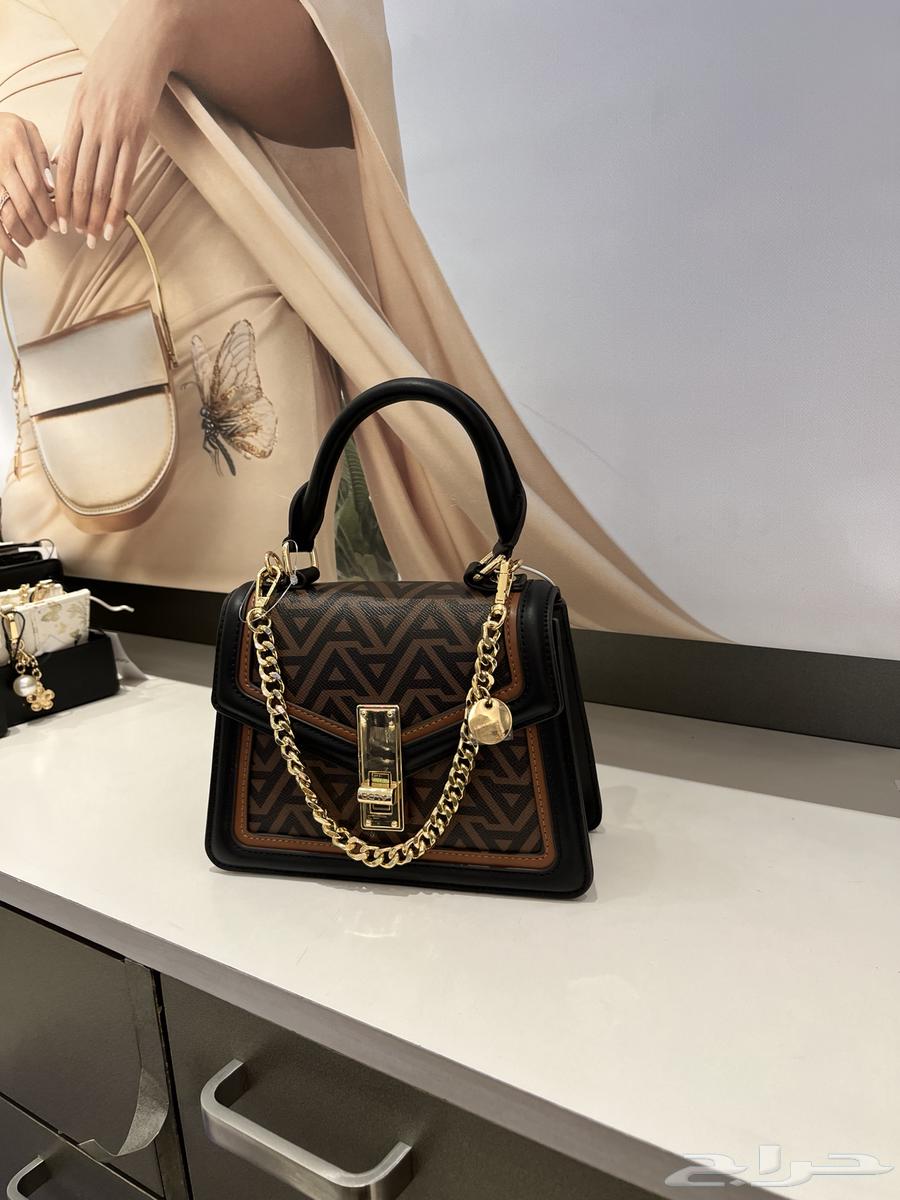 International travel bags at exhibitions have fixed prices, but my competitor offers a 70% discount.63344384558594113