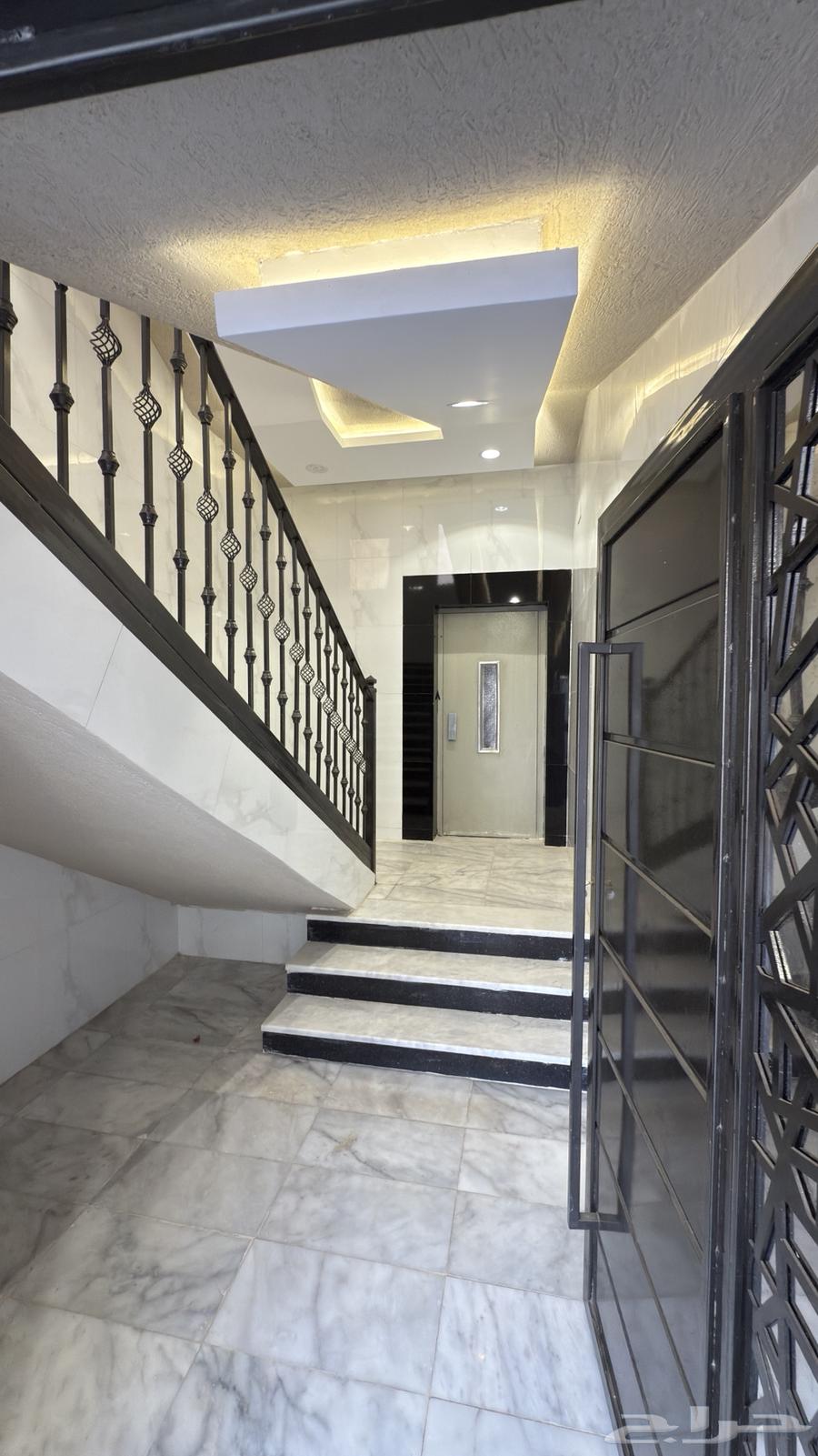 للبيع روف علوي بدرج داخلي وخارجي ب ابها الزهور طريق المحاله63005765349377112