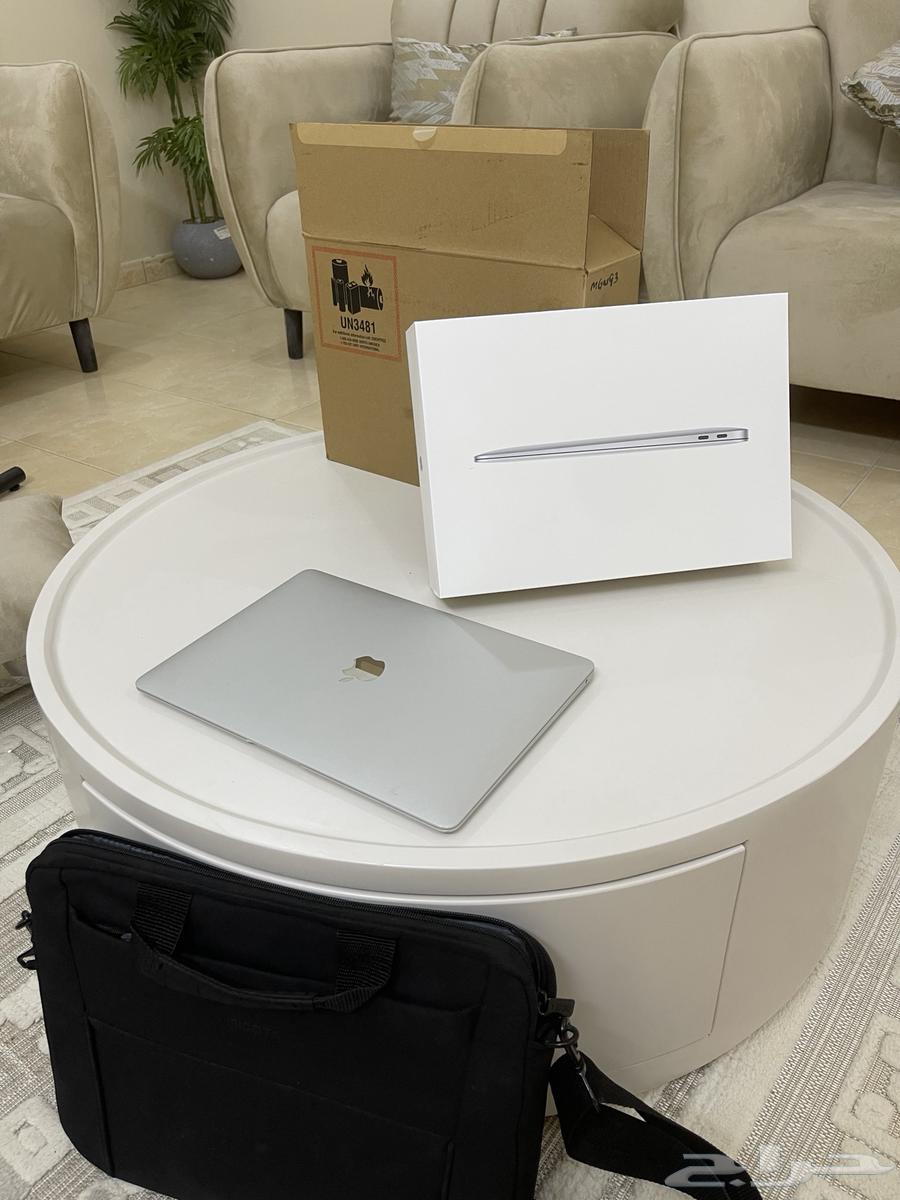 Simple, clean used Apple laptop, bought from Jarir with all its accessories.63335829551746113
