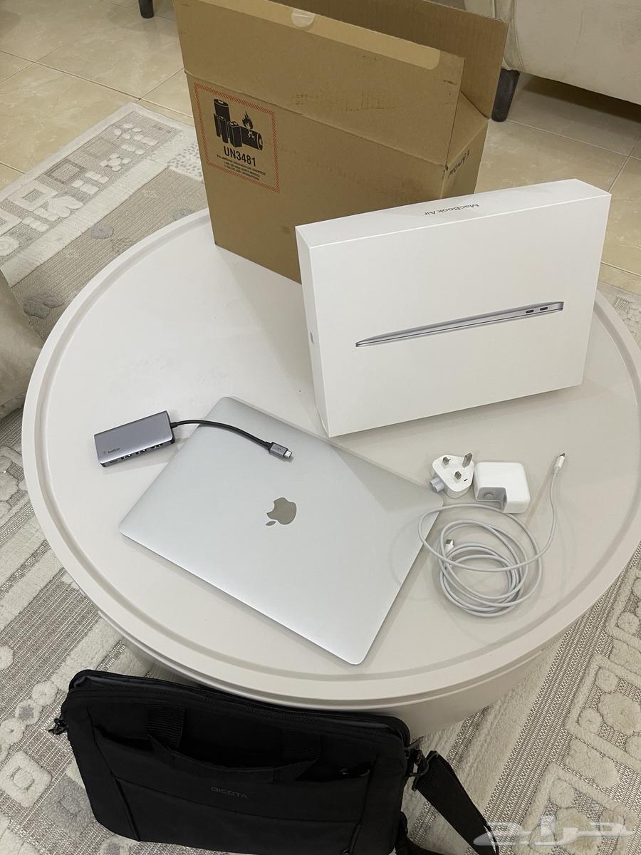 Simple, clean used Apple laptop, bought from Jarir with all its accessories.63335829551746112
