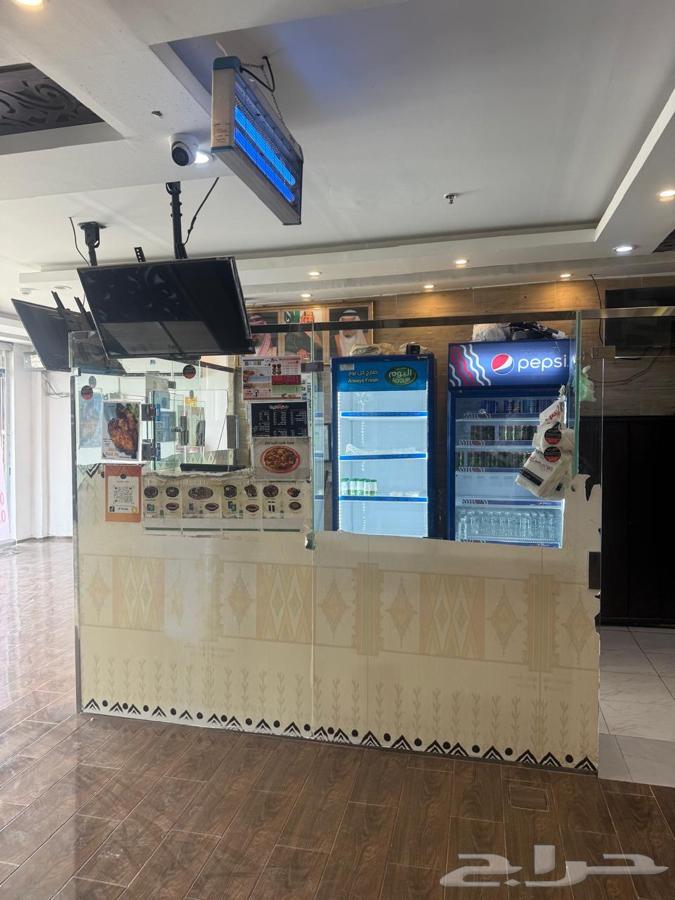 A restaurant ready for kissing, fully equipped with all tools63331589650563112