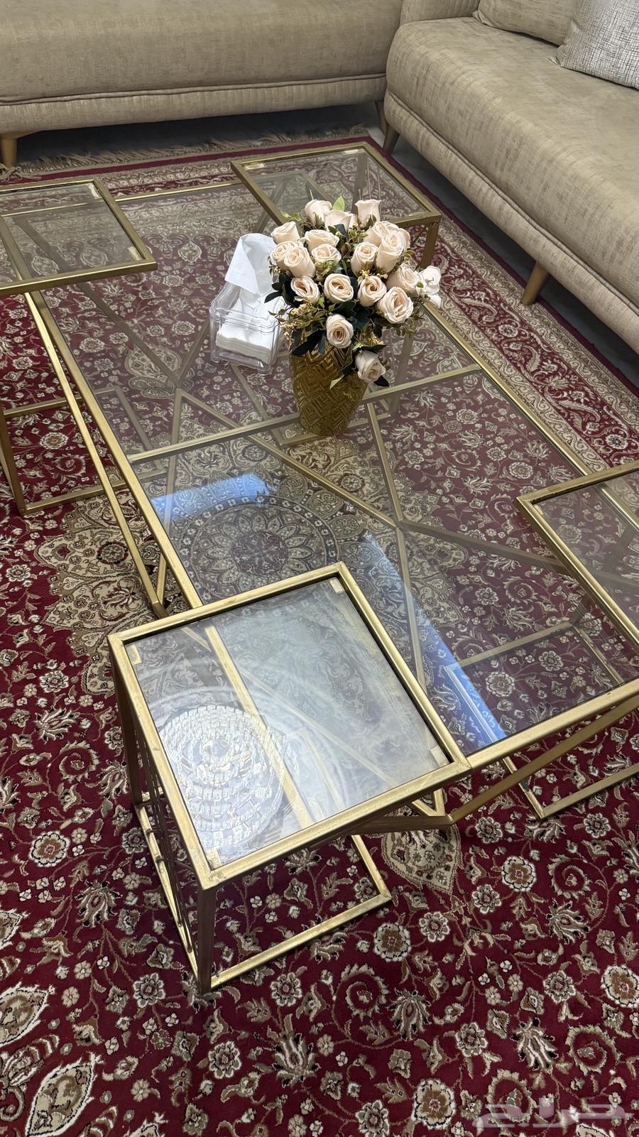 A large table with 6 service tables for 25063326583931907111