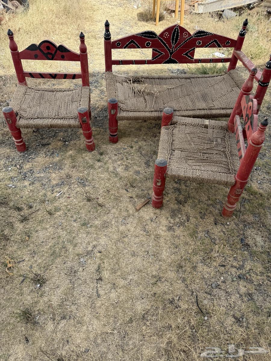 Heritage chairs for sale, milk churns, and a site called "Tanouma".63327927163905114
