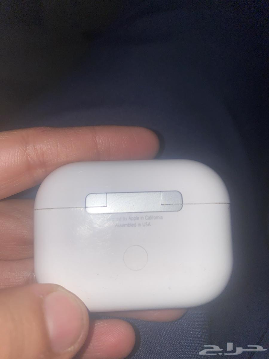 Very clean Apple Pro headphones, don't have any issues.63329959257730110
