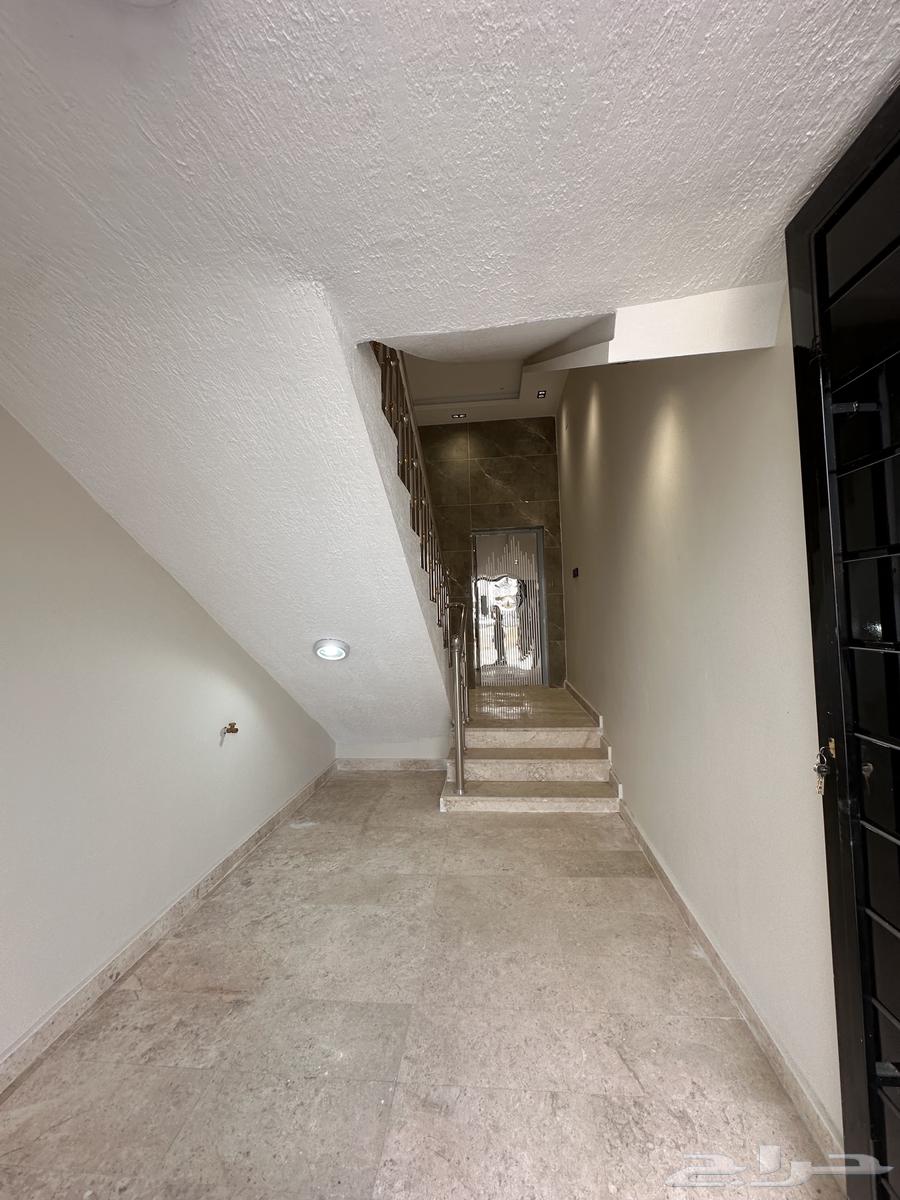 For sale: Second-floor roof with annex, located between Abha and Al-Khamees, opposite Damak Club.63328312854403111