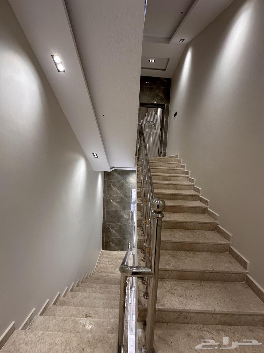 For sale: Second-floor roof with annex, located between Abha and Al-Khamees, opposite Damak Club.63328312854403112