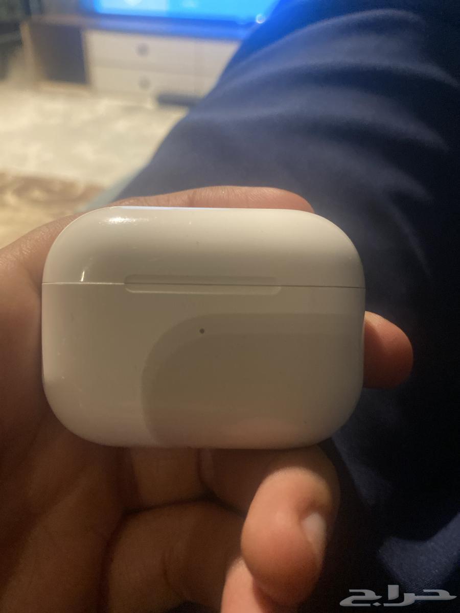 Very clean Apple Pro headphones, don't have any issues.63329959257730111