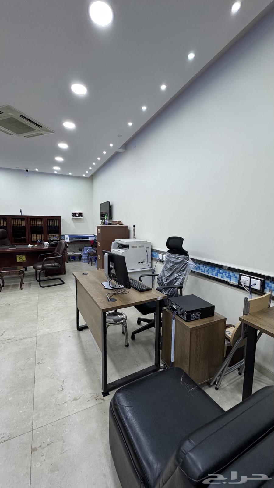 Four tables at a public service office on Al-Thalatheen Street63396590585985114