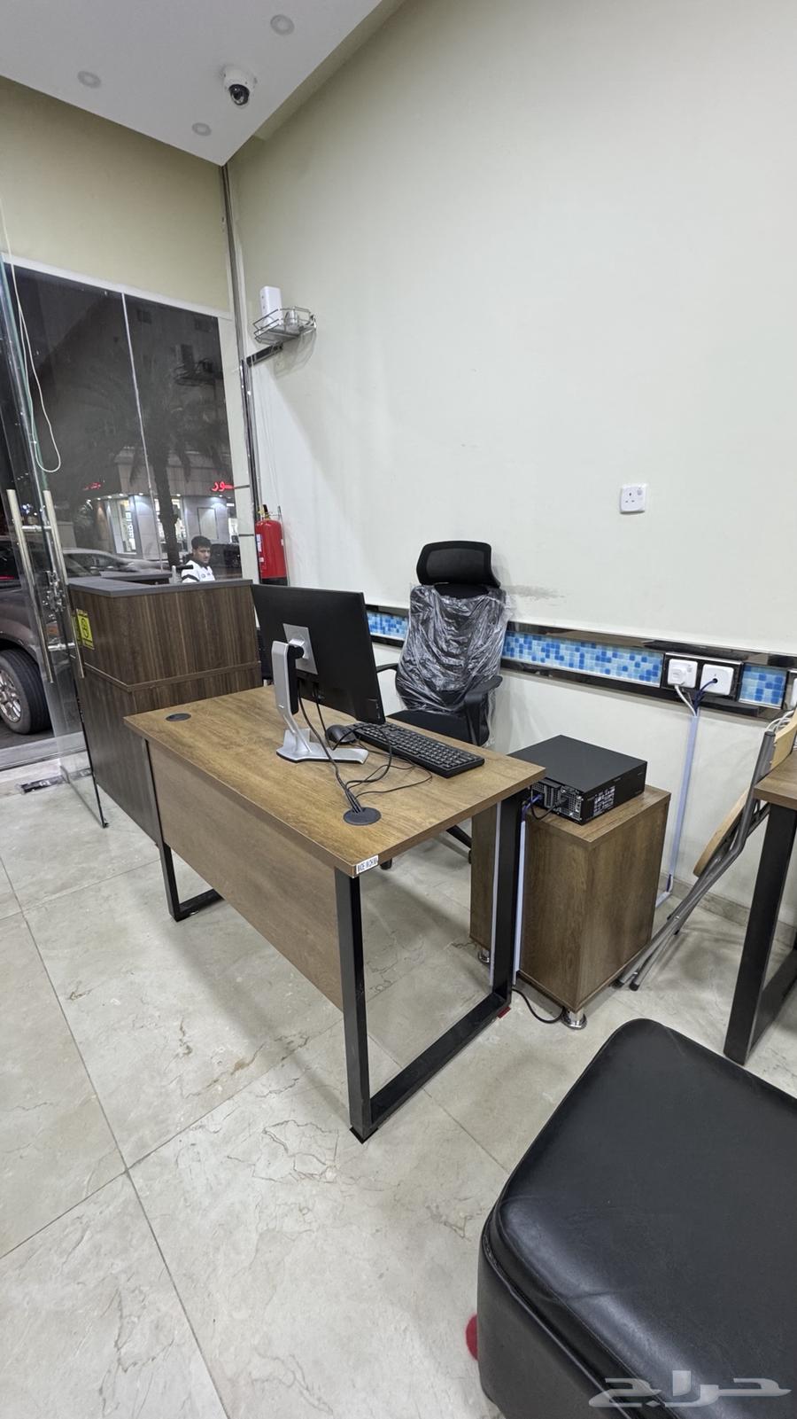 Four tables at a public service office on Al-Thalatheen Street63396590585985111