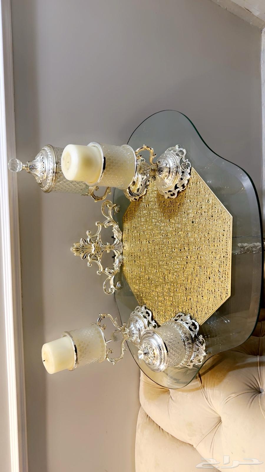 Queen's table or a luxurious entrance table63396477811331111