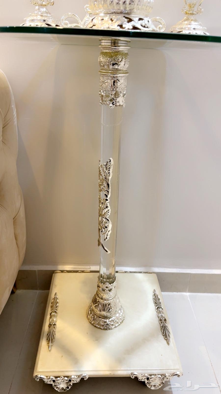 Queen's table or a luxurious entrance table63396477811331112