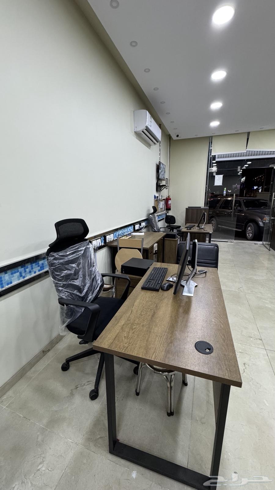 Four tables at a public service office on Al-Thalatheen Street63396590585985112