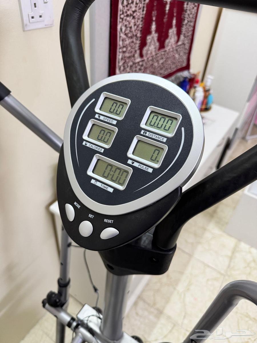 A fitness device that measures heart rate and speed, used in clean condition.63394646139266114