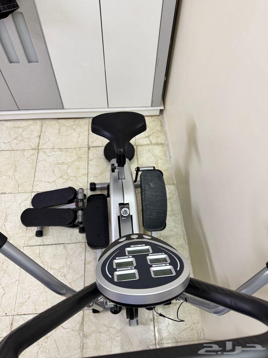 A fitness device that measures heart rate and speed, used in clean condition.63394646139266113
