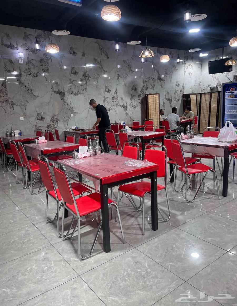 The restaurant is for kissing63379900776322111