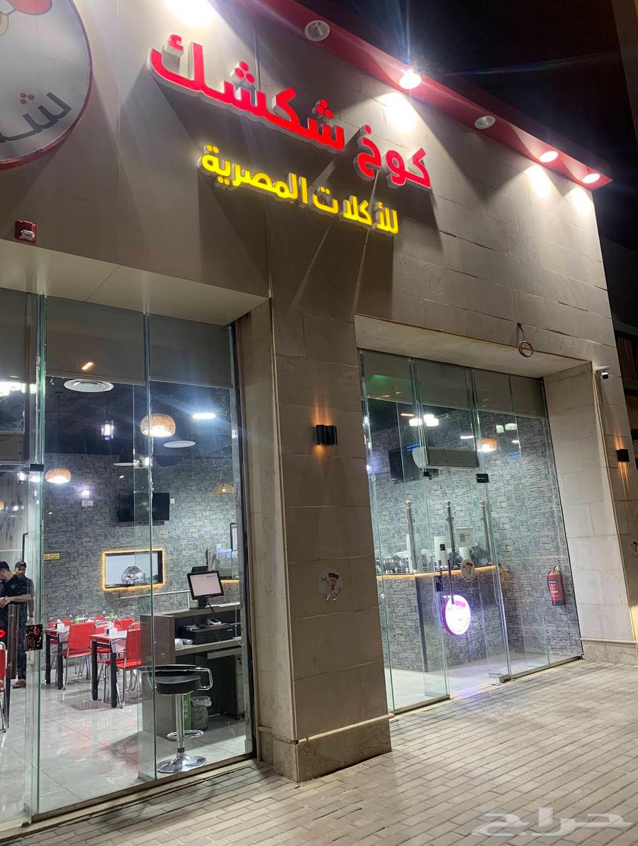 The restaurant is for kissing63379900776322113