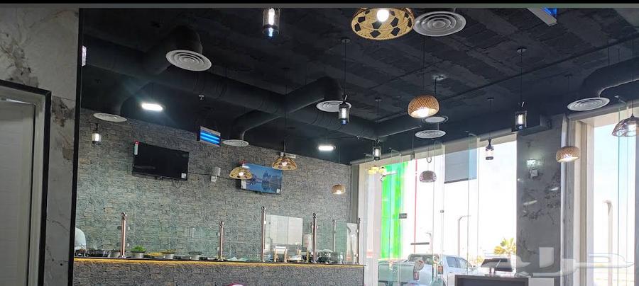 The restaurant is for kissing63379900776322114