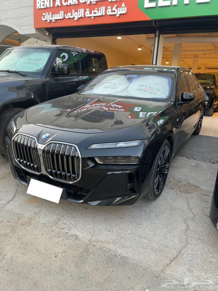 BMW 7 Series 2025 model year with driver and without63403563845507111