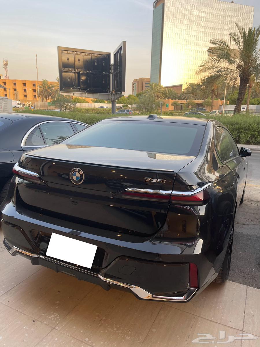 BMW 7 Series 2025 model year with driver and without63403563845507113
