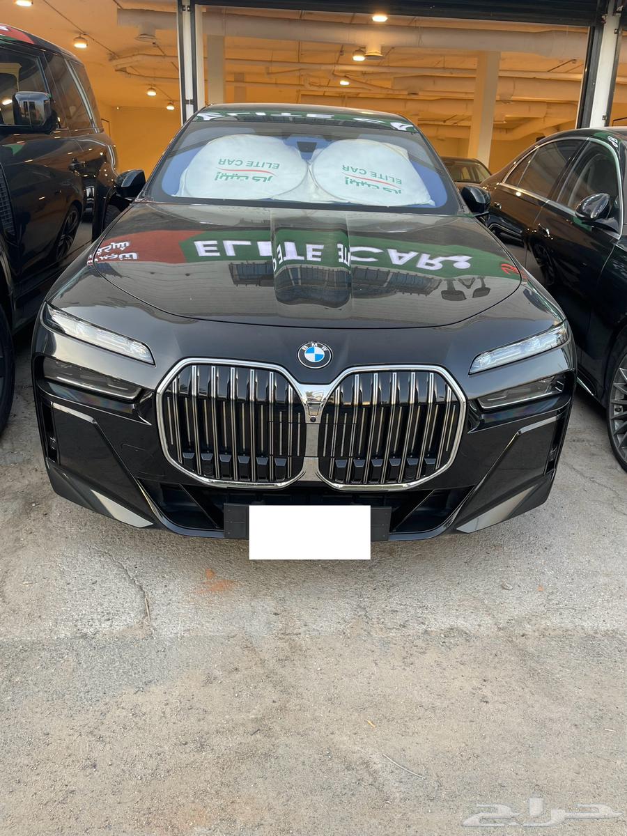 BMW 7 Series 2025 model year with driver and without63403563845507113