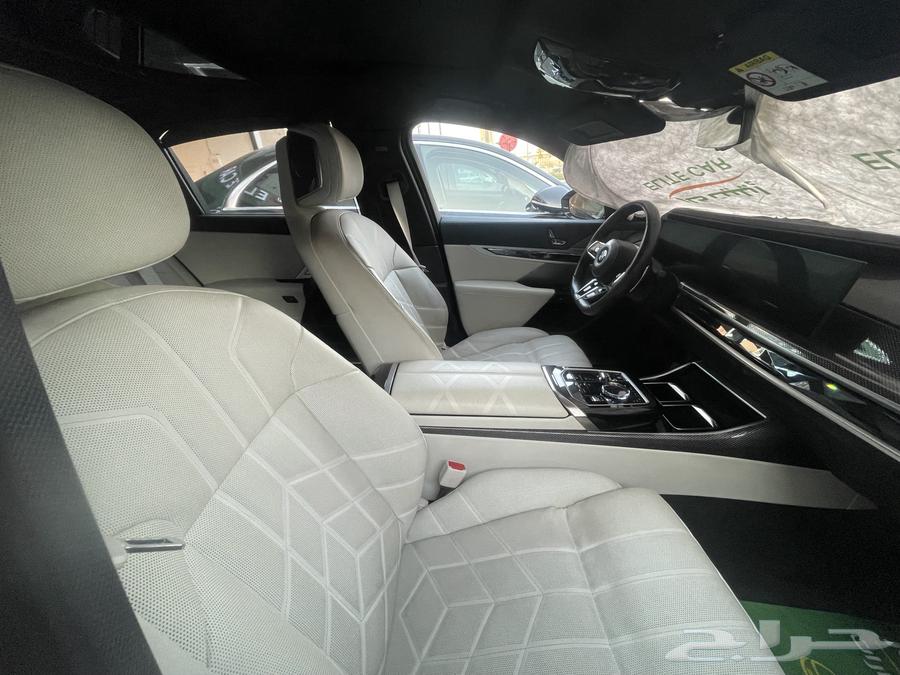 BMW 7 Series 2025 model year with driver and without63403563845507112