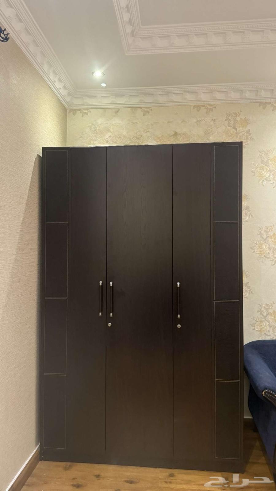 دولاب بني غامق أنيق  مطرر بجلد وخيوط يعطيه لمسة فخامة63380025683330111