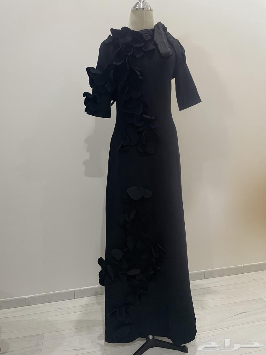 A new black dress with a slit633947060098591125