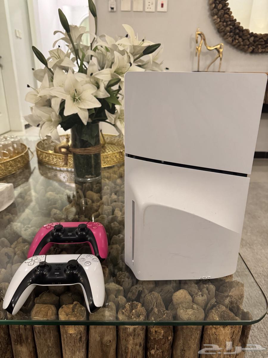 Sony 5 Slim console with two controllers and two games (over 120 positive reviews)63391806402563112
