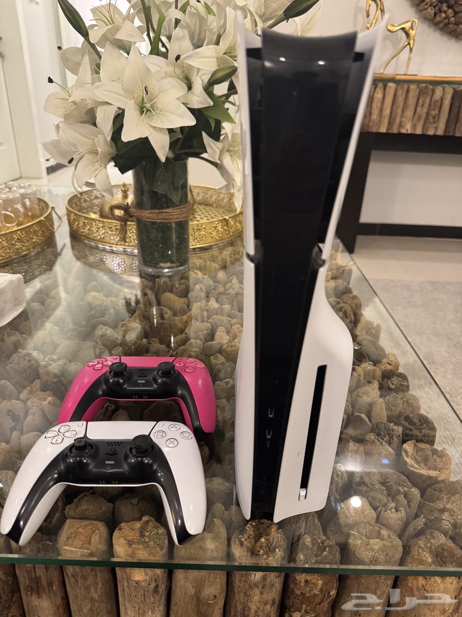Sony 5 Slim console with two controllers and two games (over 120 positive reviews)63391806402563113