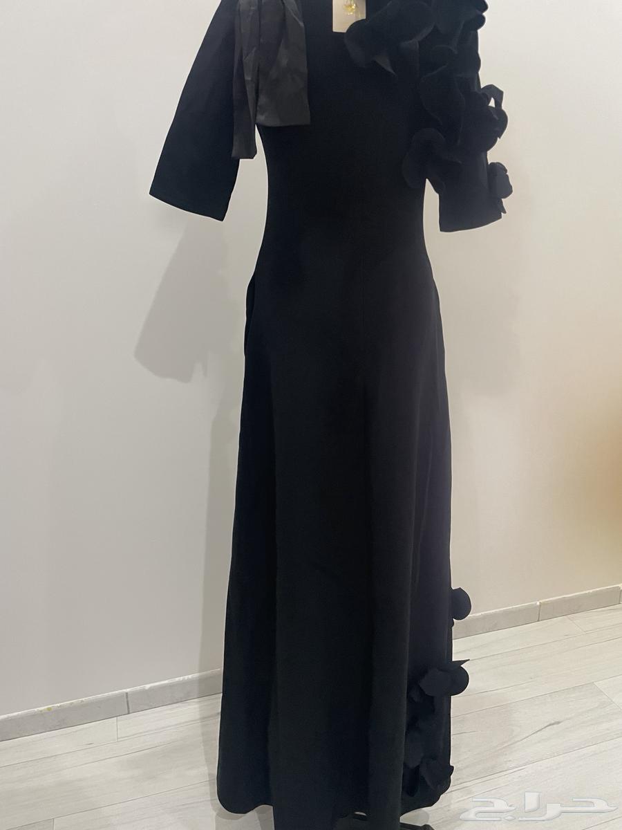 A new black dress with a slit63394706009859111