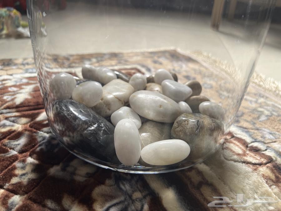 طاوله مع 3 فارات فيها حجر زينه من ايكا وفانوس63094499093890113