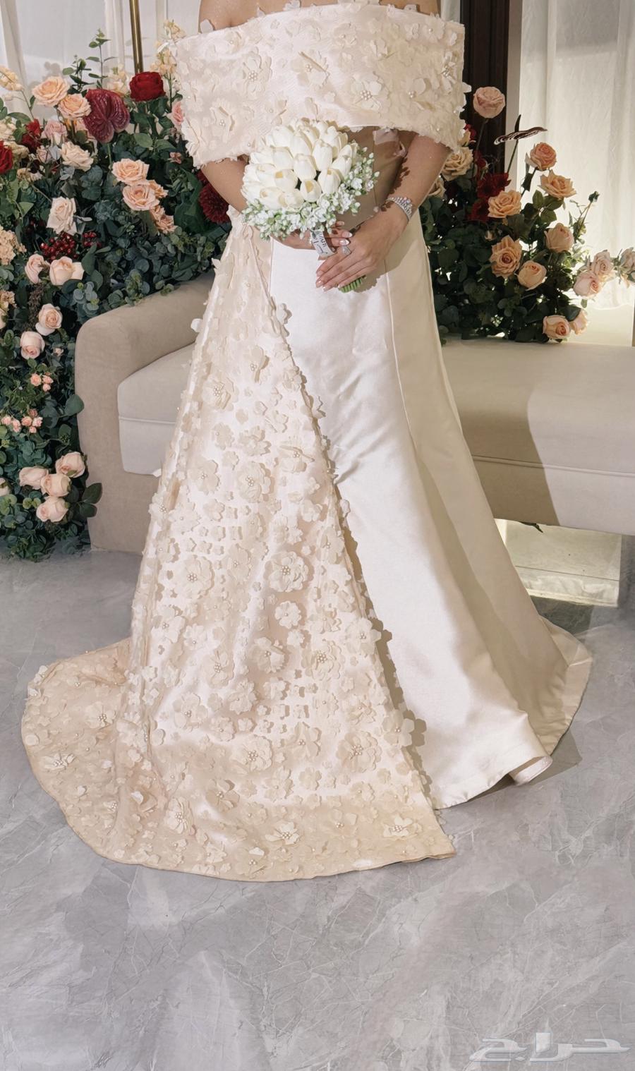 Queen's dress63441834121217111