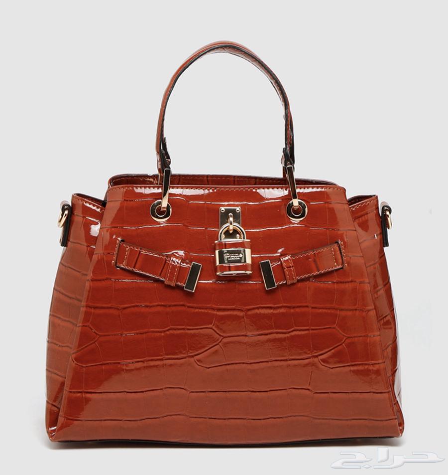 A bag with the brand name Dior633893377711371114