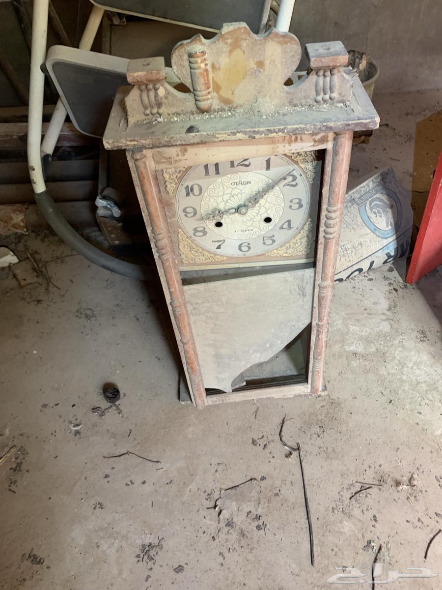 Various items63390579326338112