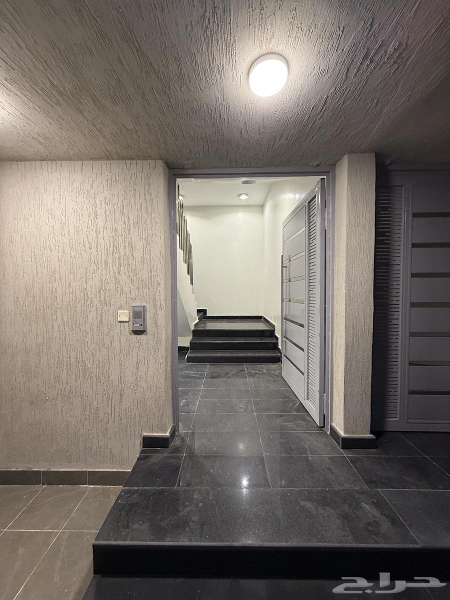 For sale: top floor with annex in a prime location in the northern part of Al-Khamis, at a fishing port price.63380054636034113