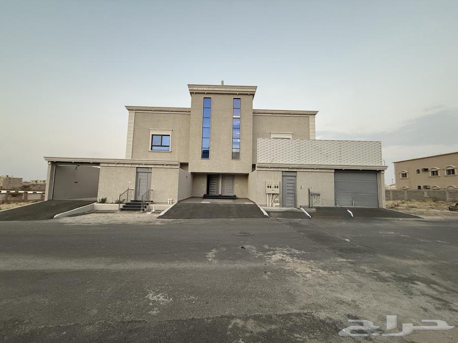 For sale: top floor with annex in a prime location in the northern part of Al-Khamis, at a fishing port price.63380054636034111