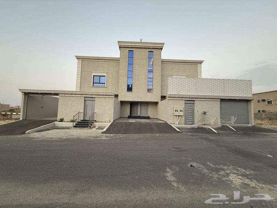 For sale: top floor with annex in a prime location in the northern part of Al-Khamis, at a fishing port price.63380054636034112