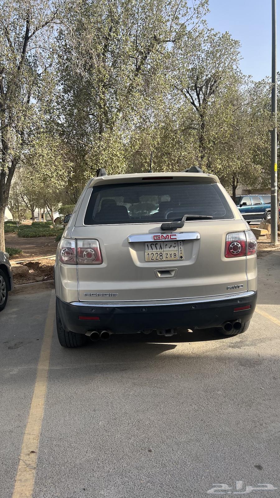 للبيع سيارة اكاديا 2010 ذهبي دفع رباعي 3600 cc63394588375170114