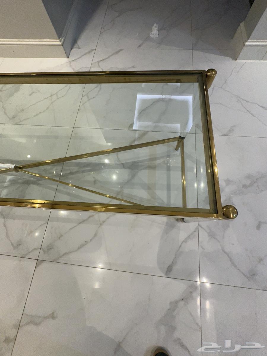 A clean glass table with no scratches.63385836539011113